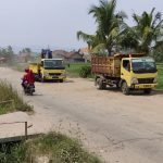 Kondisi jalan didpan kantor Kelurahan Panggung Rawi Cilegon rusak parah