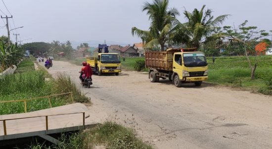 Kondisi jalan didpan kantor Kelurahan Panggung Rawi Cilegon rusak parah