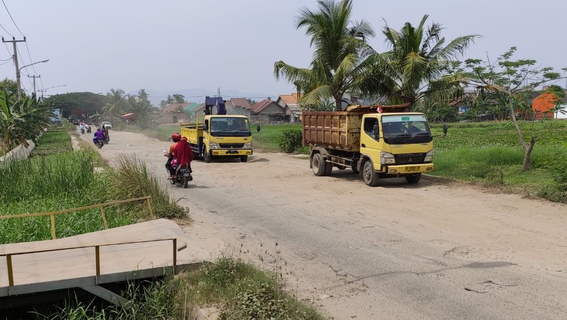 Kondisi jalan didpan kantor Kelurahan Panggung Rawi Cilegon rusak parah
